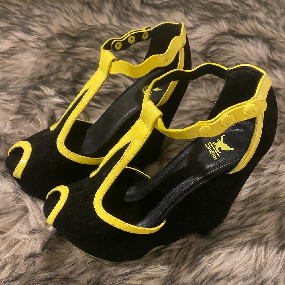 Sheikh Neon Yellow/Black Suede Wedges - size 7